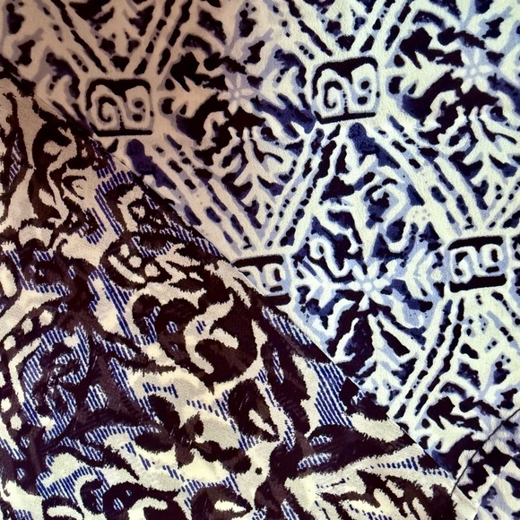 3/$30 - FOREVER 21 Blue and White Patterned Top Blouse - Picture 3 of 5